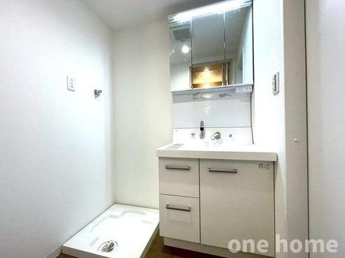 新北野第3コーポの独立洗面台|◆三面鏡の洗面化粧台です！
◆【即日内覧会開催中】ご自宅や最寄り駅などで送迎が可能です。ご希望をお申し付けください！