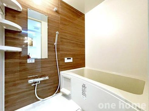 新北野第3コーポの浴室|◆新調された広々とした浴室です！
◆シャンプーなどを置ける棚が備え付けられています！