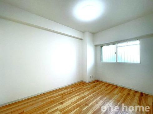 新北野第3コーポの洋室|◆約6.6帖洋室です！腰高窓のため、ベッドや机など配置しやすいです！
◆【即日内覧会開催中】土日はもちろん！平日の仕事終わりの内覧も可能です！