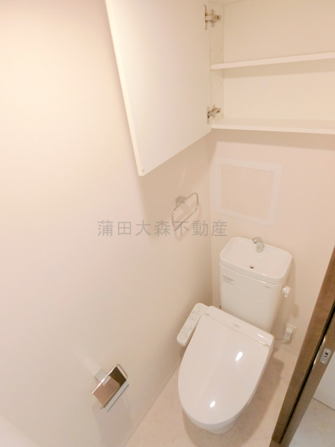 ES－Grande大森のトイレ|棚収納と温水洗浄便座付きのトイレ　