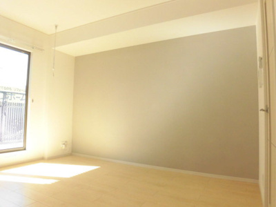 【居間・リビング】 | メゾンアイカワ | 白基調の明るい洋室です