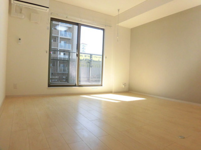 【居間・リビング】 | メゾンアイカワ | 外の光が差し込む綺麗なリビングです