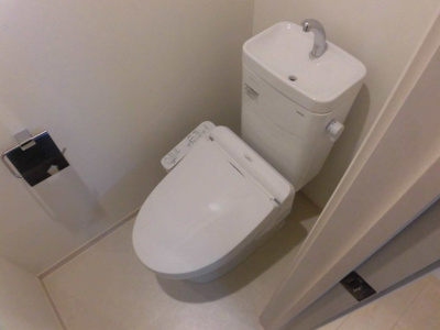 【トイレ】 | メゾンアイカワ | ウォシュレット機能付きのトイレです
