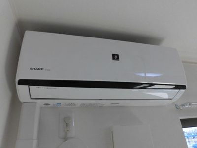 【設備】 | メゾンアイカワ | 一年中快適に須度すことが出来るエアコン完備です