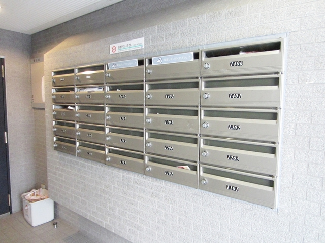 アルファ王子本町ＷＥＳＴのエントランス|しっかり管理されていて綺麗なポストですよ。