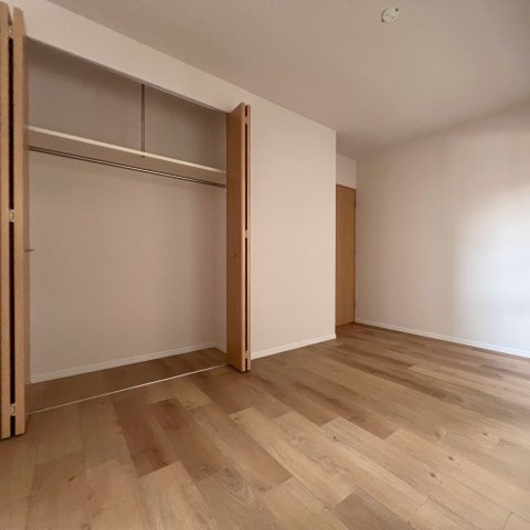 【洋室】 | ヒューマインド南福岡かえで通り | 各部屋にはクローゼットを完備しています！収納が多いお家はすっきりして快適空間です