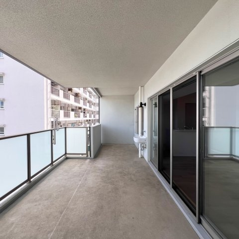 【バルコニー】 | ヒューマインド南福岡かえで通り | 広々としたバルコニーは屋根も付いており、お洗濯物干し以外にもプランター等を置ける十分なスペースあり