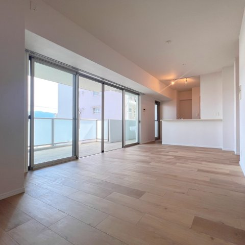 【居間・リビング】 | ヒューマインド南福岡かえで通り | バルコニーに面した大きな窓のあるLDKは明るく、ご家族で過ごす時間を居心地の良いものにしてくれます