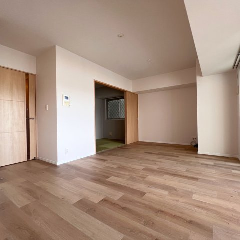 【居間・リビング】 | ヒューマインド南福岡かえで通り | LDKは隣りの和室とつなげて広く使ってもOK。ライフスタイルに合わせて自由に使えます