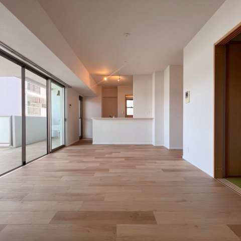 【居間・リビング】 | ヒューマインド南福岡かえで通り | リビングは16帖以上と広く落ち着く空間になっており、お好きなレイアウトを楽しめます