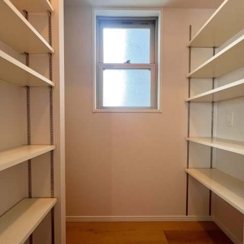 【収納】 | ヒューマインド南福岡かえで通り | キッチン裏にパントリーがあるので、食品ストックやキッチン用品をスッキリ収納できます