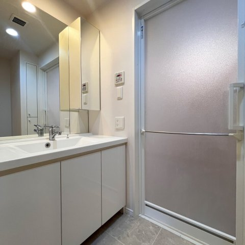 【独立洗面台】 | ヒューマインド南福岡かえで通り | 大きな鏡で身支度が整えやすい洗面化粧台です。鏡裏収納も付いています