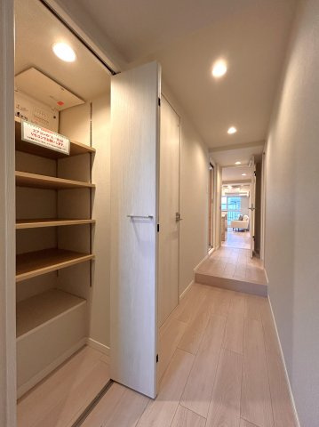 ライオンズマンション東陽町第3の玄関|玄関ホールがスッキリ広々としていると帰る時も出ていく時も気持ちが良い。来客を出迎える玄関が綺麗ならその家の印象が良くなる。
