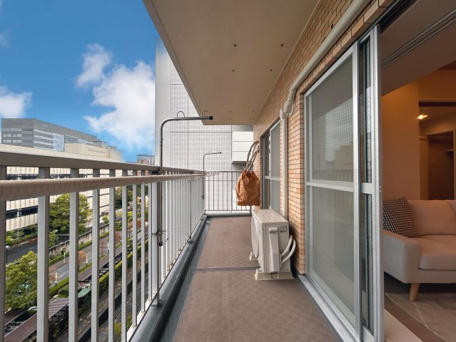 ライオンズマンション東陽町第3のバルコニー|贅沢なくらい大きく設けたワイドバルコニー！！日中は太陽の恵を、夜は星空を眺めながら、家族で過す贅沢なプライベート空間。