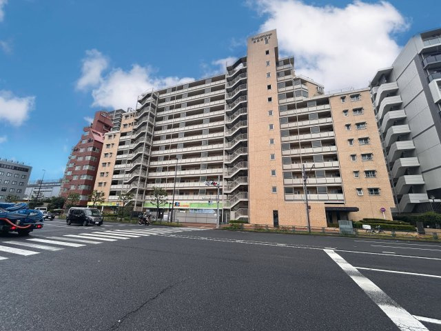 ライオンズマンション東陽町第3の外観|～Appearance～
青空に映えるこの雄大な佇まい。
陽当たり、立地、周辺環境など恵まれた好条件となっております。