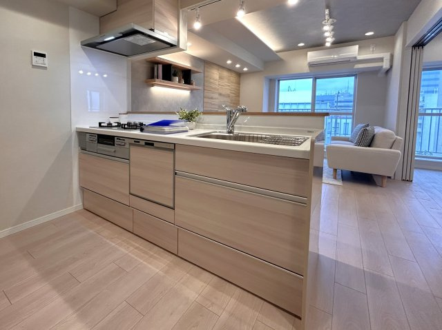 ライオンズマンション東陽町第3のキッチン|ここにはみんなが集い、食事と楽しい会話が始まる。話に夢中になりすぎて、ついつい時を忘れてしまう。そんな束の間の幸せを感じさせてくれる場所