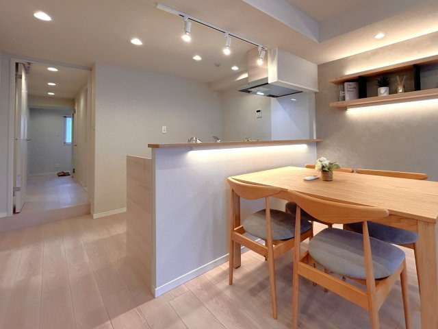 ライオンズマンション東陽町第3のその他|会話が弾む対面型キッチン。後ろにはお洒落な食器類を余裕で収納できるスペースがあります。