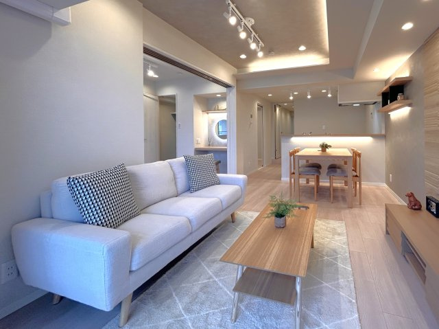 ライオンズマンション東陽町第3のその他|家族やお客様との時間など、多くの時を刻むリビング。何気なく過ぎる時でさえも上質なひと時となる快適さを目指して、採光を多く取り入れる空間となっております。