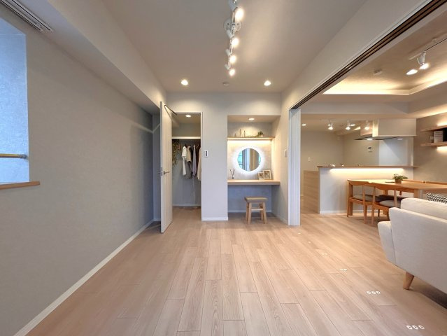 ライオンズマンション東陽町第3の洋室|豊かな陽光がこの場所を照らしだします。また、家具等の配置やこの空間のデザイン性を豊かにするために設けた窓もこの空間を演出してくれます。