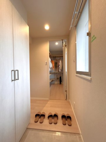 ライオンズマンション東陽町第3の玄関|散らかりがちな玄関をスッキリと保てる玄関収納は、家の中に入る時一番最初に目に付く場所だからこだわりたい。落ち着いた雰囲気の色目が、室内のカラーやデザインと調和しています。
