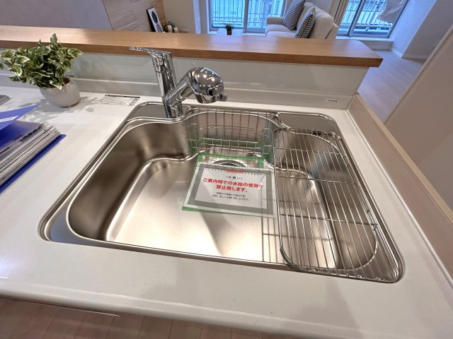 ライオンズマンション東陽町第3のキッチン|料理を楽しく作る性能とデザイン性を兼ね備えたキッチン。使い勝手の良いIHクッキングヒーターはお手入れもしやすく夏でも涼しくお料理できます。