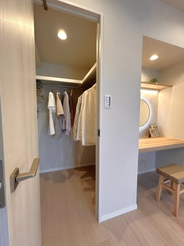 ライオンズマンション東陽町第3のその他|～Closet～
各部屋に収納が付いており冬物や夏物、スーツケースなども全部まとめて収納もできますのでお部屋を広く開放的にお使いいただけます。