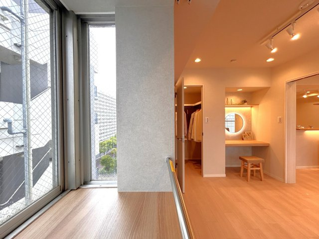 ライオンズマンション東陽町第3のその他|どの居室にも出窓がついており、空間の広がりを感じられます。