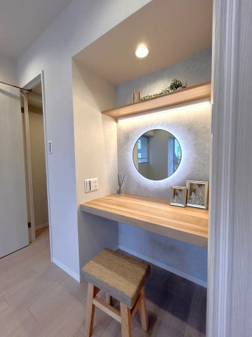 ライオンズマンション東陽町第3のその他|主寝室の一角に設けられたドレッサースペース。
リモートワークなどにも活用できそうですね。