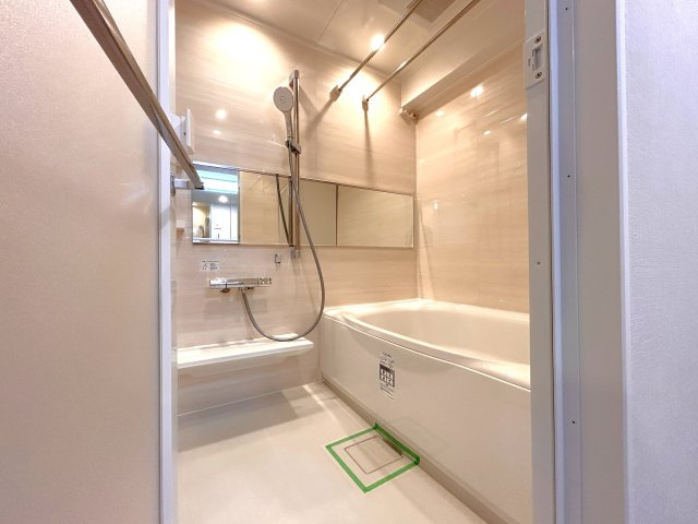 ライオンズマンション東陽町第3の浴室|【お風呂】
足を伸ばせる浴槽＆ワンタッチでお湯張や追焚が出来るオートバスで1日の疲れも快適にリフレッシュ。雨のお洗濯に威力を発揮する浴室換気乾燥機付き。