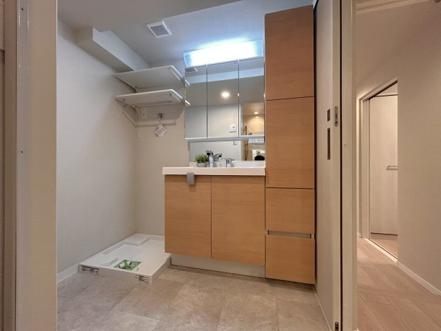 ライオンズマンション東陽町第3の洗面所|【パウダールーム】
三面鏡タイプの洗面化粧台を採用し、キャビネット収納はぎっしり色々な物を収納でき下部収納もございます。シャワーヘッドタイプを採用しておりますのでお掃除など楽々できます。