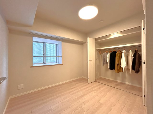 ライオンズマンション東陽町第3の洋室|穏やかな風と陽光を導き、プライバシーに配慮された設計プランを採用し、居住性を一段と心地よいものにしています。明るく開放的な空間を演出しております。