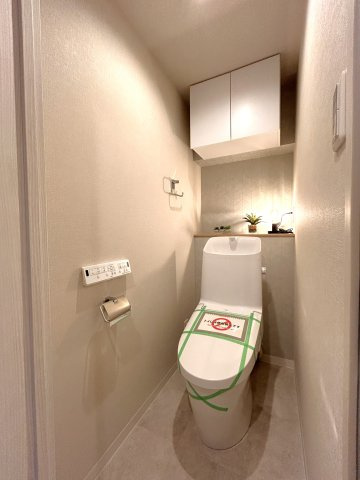 ライオンズマンション東陽町第3のトイレ|十分なスペースを確保したトイレ。
収納もございますのでシンプルな空間を保てます。