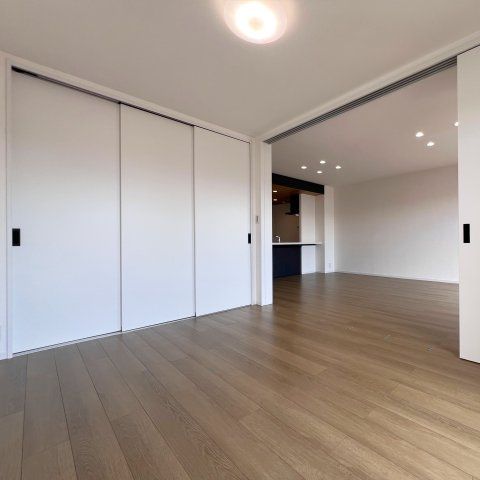 【洋室】 | リベーラガーデンE棟 | リビング横の6帖の洋室。バルコニーに面した明るい洋室で換気や採光ばっちりです