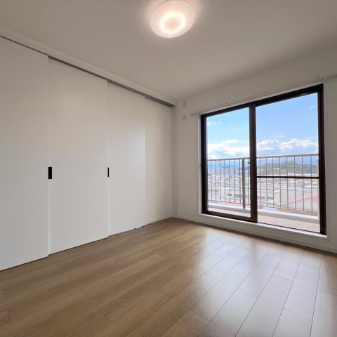 【洋室】 | リベーラガーデンE棟 | バルコニーに面した大きな窓から開放的な眺望を楽しめます