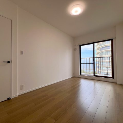 【洋室】 | リベーラガーデンE棟 | 北東バルコニー側の6.7帖の洋室は広めのお部屋でウォークインクローゼットも備わっています