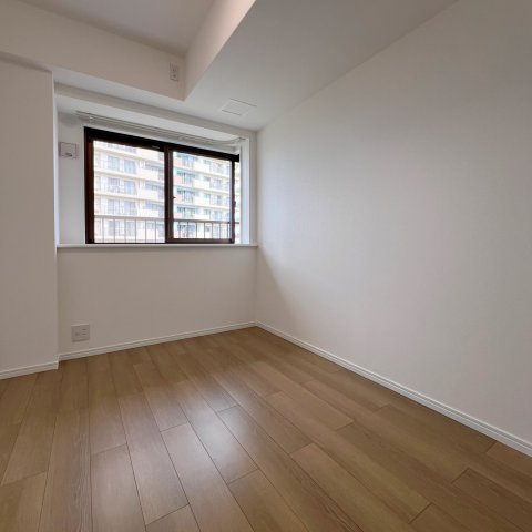 【洋室】 | リベーラガーデンE棟 | ５帖の洋室。出窓になっているので窓辺に物を置くことができ、部屋の空間が広く感じられます