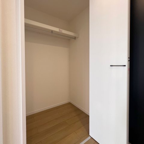 【収納】 | リベーラガーデンE棟 | 各部屋にはクローゼットを完備しています！収納が多いお家はすっきりして快適空間です