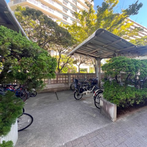 【駐輪場】 | リベーラガーデンE棟 | 屋根付きが嬉しい駐輪場は充分なスペースが確保されています