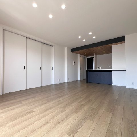 【居間・リビング】 | リベーラガーデンE棟 | フルリノベ完成！水回りすべて新品、照明器具、浴室乾燥機つき