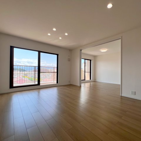 【居間・リビング】 | リベーラガーデンE棟 | LDKは隣りの洋室とつなげて広く使ってもOK。ライフスタイルに合わせて自由に使えます