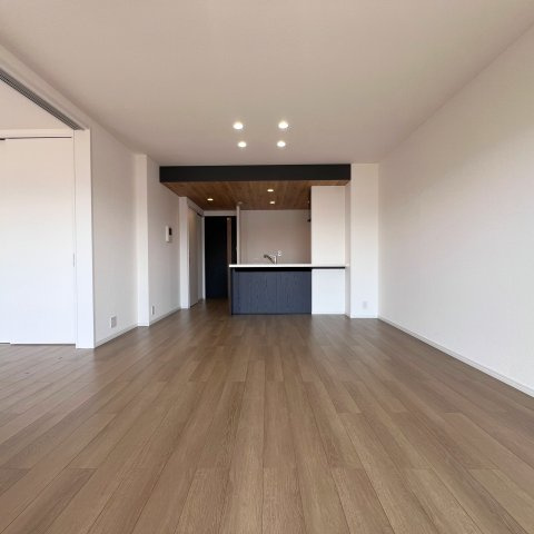 【居間・リビング】 | リベーラガーデンE棟 | リビングは広く落ち着く空間になっており、お好きなレイアウトを楽しめます