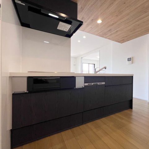 【キッチン】 | リベーラガーデンE棟 | 広々LDKにゆとりのシステムキッチン。ゆったりと料理や片付けができます