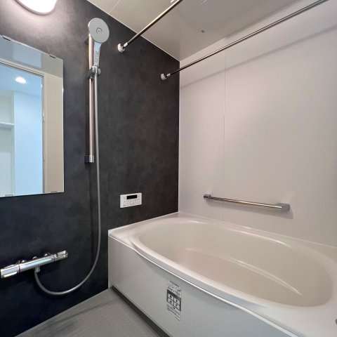 【浴室】 | リベーラガーデンE棟 | 浴室換気乾燥暖房機能付きの浴室は、雨の日でも乾燥機能で洗濯物をカラっと乾かせます