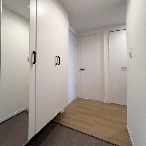 【玄関】 | リベーラガーデンE棟 | 玄関には収能力の高いシューズボックスと姿見までセットされています