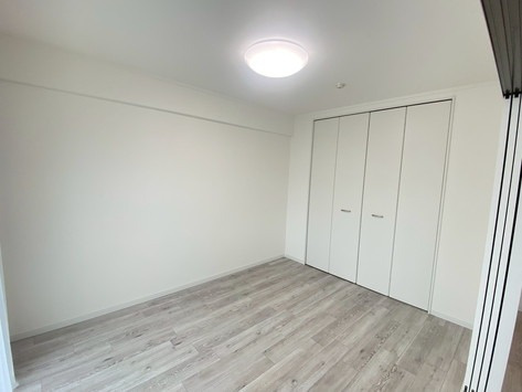 【洋室】 | ユートピア天拝 | リビング横の洋室。バルコニーに面した明るい洋室で換気や採光ばっちりです