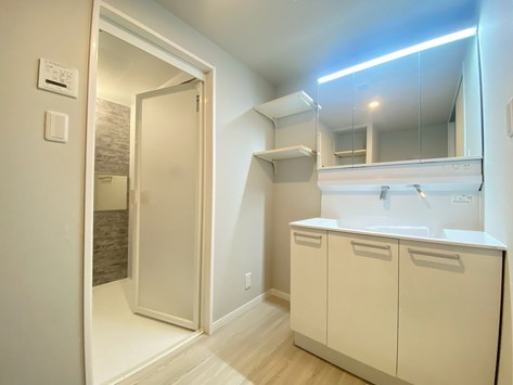 【独立洗面台】 | ユートピア天拝 | 洗面所は３面鏡で鏡の裏まで収納がありますので、散らかりがちな洗面回りもすっきりと片付きます