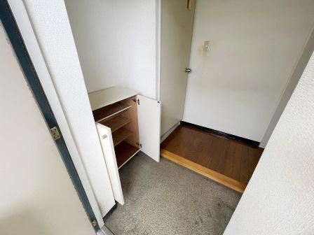 グリーンパークタニグチⅡの玄関|収納もある玄関です