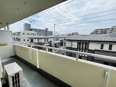 グリーンパークタニグチⅡのバルコニー|暖かな日差しのふりそそぐバルコニー