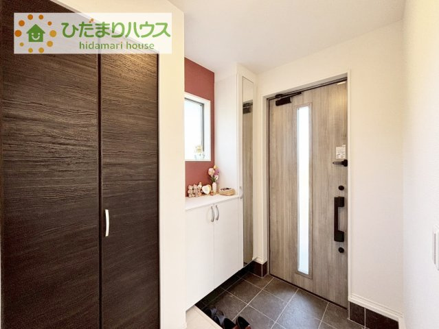 【玄関】 | 取手市谷中　中古戸建 | スニーカーマニアも納得の天井まであるシューズボックス!(^^)!
小窓が付いているドアなので明るいスペースになっています♪