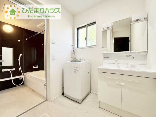 【独立洗面台】 | 取手市谷中　中古戸建 | 三面鏡の大きな鏡は憧れます(^^♪
鏡の後ろは収納となっていて、細かいものでも収納できるのでスッキリと整理できます！